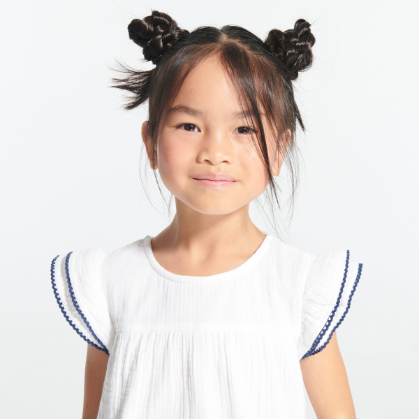 بلوزة من الشاش القطني، باللون الأبيض للفتيات.